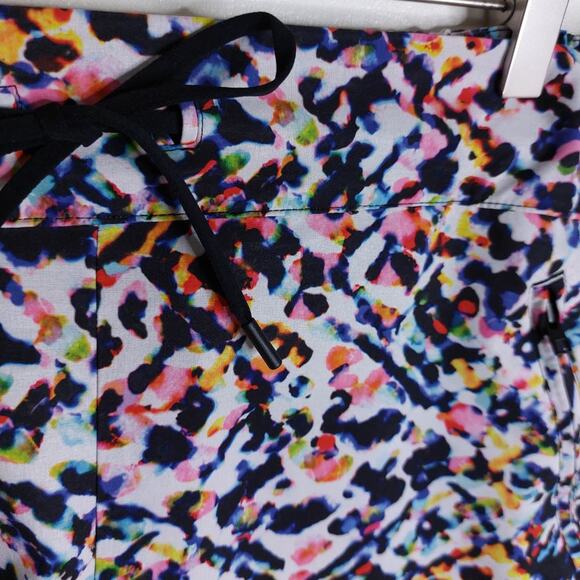 Athleta Sway Shorts Lightweight Rainbow Elastic Waist Zip Pockets 14 - Picture 3 of 8